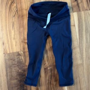 Lululemon crop leggings NWOT with mesh panel